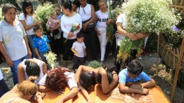 Familiares de los jóvenes asesinados en el bar Heaven mientras participan en sus funerales en Ciudad de México.