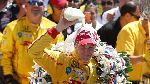 Ryan Hunter-Reay celebra su victoria en la Indy 500.