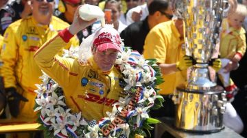 Ryan Hunter-Reay celebra su victoria en la Indy 500.