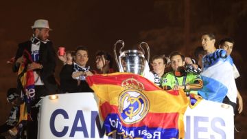 Los jugadores del Real Madrid a su llegada   a la plaza de Cibeles para celebrar con los aficionados un nuevo título  de la Liga de Campeones.