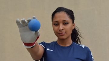 Jasmine Ray ayuda con el handball a que los jóvenes tengan su mente ocupada con un deporte y dejen las calles.