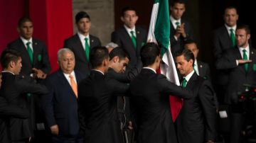 El capitán Rafa Márquez recibió la bandera de manos del Presidente