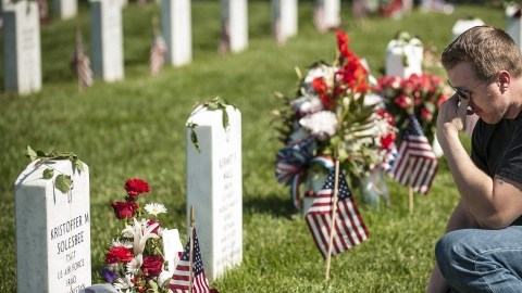 El sargento Robert Semple visita  la tumba de su compañero Kristoffer Solesbee, durante del Día de los Caídos, en el Cementerio Nacional de Arlington, Virginia.