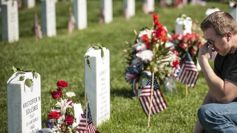 El sargento Robert Semple visita  la tumba de su compañero Kristoffer Solesbee, durante del Día de los Caídos, en el Cementerio Nacional de Arlington, Virginia.