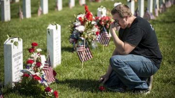 El sargento Robert Semple visita  la tumba de su compañero Kristoffer Solesbee, durante del Día de los Caídos, en el Cementerio Nacional de Arlington, Virginia.