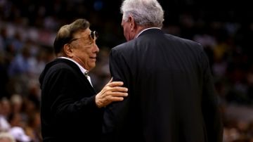 Donald Sterling,  propietario de los Clippers, platica con Peter Holt, dueño de los Spurs, en la Final de Conferencia del 2013.
