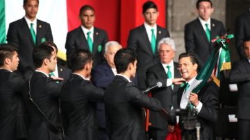 El presidente mexicano Enrique Peña Nieto entrega el lábaro patrio a los jugadores del Tri que participará en la Copa del Mundo.