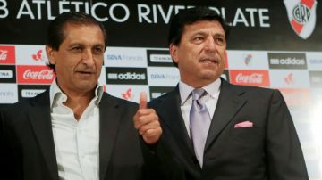 Ramón Díaz (izq.) renunció ayer al cargo como entrenador de River Plate, por no llegar a una acuerdo con la directiva.