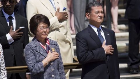 El secretario de Asuntos de Veteranos Eric Shinseki, y su esposa Patricia participan en los actos de conmemoración del Día de los Caídos, en el cementerio de Arlington, Virginia, el 26 de mayo de 2014.