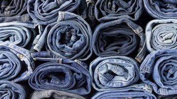 Aunque no lo creas, hay más beneficios que contras en torno a no lavar los jeans muy seguido.