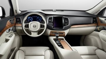 El interior del Volvo XC90 está confeccionado en madera oscura de abedul y cuero de napa.