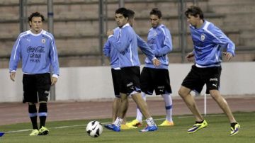 Luis Suárez (centro) asegura que estará listo para participar con el combinado uruguayo en la Copa del Mundo 2014.