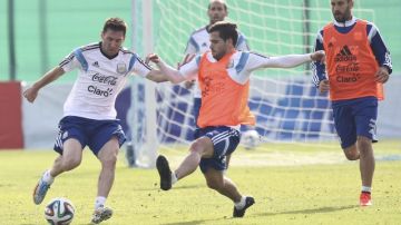 Lionel Messi (i) y Fernando Gago (c) , durante un entrenamiento de la selección argentina.