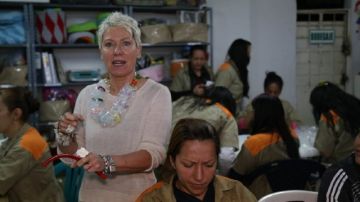 Tatiana Pagés (izquierda), en su último viaje a Bogotá, trabajando con varias de  las reclusas.