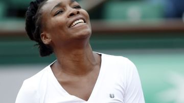 Venus Williams (izq.) y su hermana Serena (centro), derrotada por  Garbine Muguruza (d), fueron eliminadas en Francia.