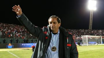 El ahora exdirector técnico de River Plate, Ramon Diaz, saluda tras su victoria ante San Lorenzo en la final de la Copa el sábado anterior.