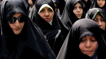 En la página de Facebook, Masih Alinejad, pide a las mujeres publicar sus fotos con el cabello al aire en espacios públicos, violando la exigencia de usar el velo islámico.
