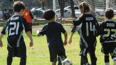Los pequeños que practican algún deporte están en riesgo de sufrir una conmoción cerebral.