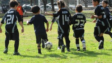 Los pequeños que practican algún deporte están en riesgo de sufrir una conmoción cerebral.
