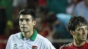 Andrés Iniesta es felicitado por sus compañeros, tras marcar su gol