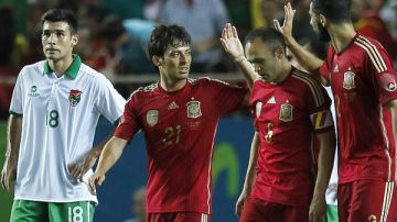 Andrés Iniesta es felicitado por sus compañeros, tras marcar su gol