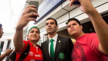 Rafael Márquez se tomó fotos con seguidores del Tri que esperaron al equipo en el aeropuerto de Dallas.