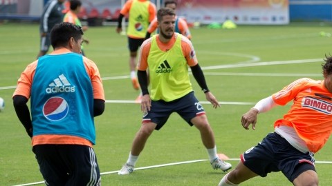 Fernado Arce controla el balón en  la práctica de ayer de Chivas que ya prepara su presentación para el Torneo Apertura 2014.