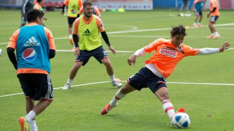 Fernado Arce controla el balón en  la práctica de ayer de Chivas que ya prepara su presentación para el Torneo Apertura 2014.