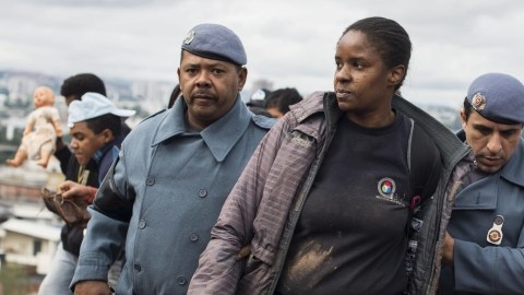 Una mujer es retirada ayer por autoridades al momento del desalojo de 500 familias que ocupaban un terreno en  Sao Paulo.