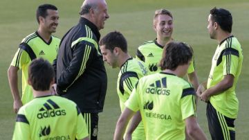 El seleccionador español Vicente del Bosque, conversa con algunos jugadores durante la práctica de preparación para el amistoso de hoy ante Bolivia.