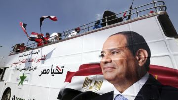 El exjefe del Ejército egipcio Abdelfatah al Sisi asisten a un acto electoral celebrado en El Cairo.
