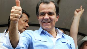 El candidato a la presidencia de Colombia por el partido de derecha Centro Democrático, Oscar Iván Zuluaga, saluda a sus seguidores  durante un acto de campaña en la población de Villeta.