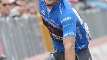 El ciclista colombiano Julian Arredondo celebra su victoria en la 18 etapa del Giro de Italia.