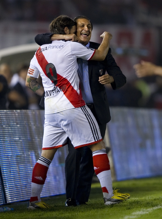 El goleador Fernando Cavenaghi (izq.) celebra un gol con el ahora extécnico de River Plate, Ramón Díaz.