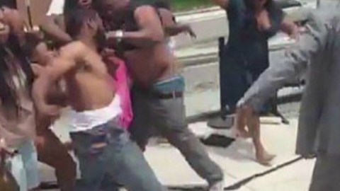 Una mujer y un hombre no identificados fueron arrestados en relación con el incidente.