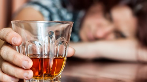 Las mujeres suelen tener menos resistencia al alcohol que los hombres.