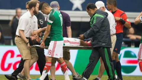 Luis Montes tuvo que salir en camilla del terreno de juego