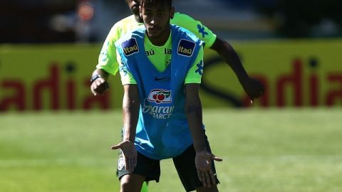 Neymar y Willian participan en el entrenamiento de Brasil.