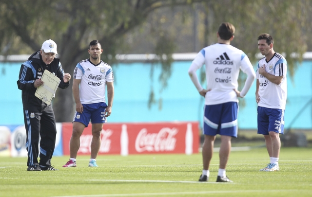 El técnico del seleccionado argentino, Alejando Sabella, da instrucciones a Lionel Messi (der) y Sergio Agüero.