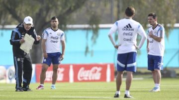 El técnico del seleccionado argentino, Alejando Sabella, da instrucciones a Lionel Messi (der) y Sergio Agüero.