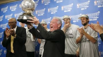 El presidente de los Spurs de San Antonio y CEO Peter Holt iza el trofeo del Campeonato de la Conferencia Oeste.