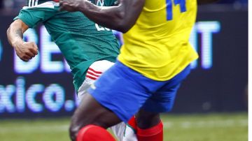 Momento del fuerte golpe entre el  Luis Montes y   Segundo Castillo en el partido amistoso rumbo al Mundial 2014 celebrado en el Estadio AT&T.