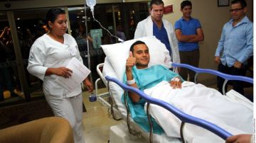 Luis Montes es llevado a su cuarto tras ser operado en Guadalajara; en el recuadro, compañeros de Javier Aquino lo felicitan en Shanghai.