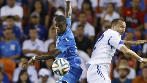 Juan García, de Honduras (izq.) pelea el balón con el jugador de la selección de Israel,  Omer Damari, en el juego de ayer en Houston.