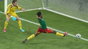 El delantero de Camerún, Eto'o, empuja la pelota para anotar el primer gol del juego ante Alemania.