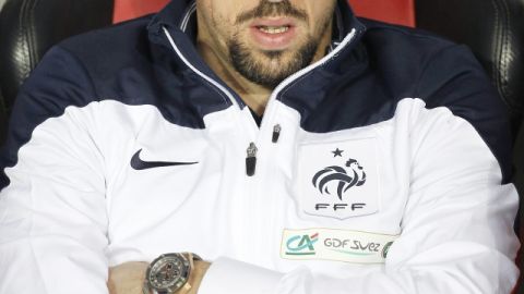 Ribery en la banca de Francia durante el juego de ayer.
