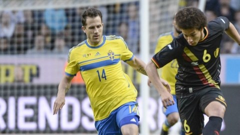 Tobias Hysen de Suecia (izq.) y  Axel Witsel  de Bélgica pelean por la posesión  de la pelota en el encuentro de ayer en Estocolmo.