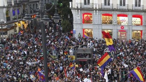 La concentración se realizó tras anunciarse la abdicación del rey Juan Carlos.