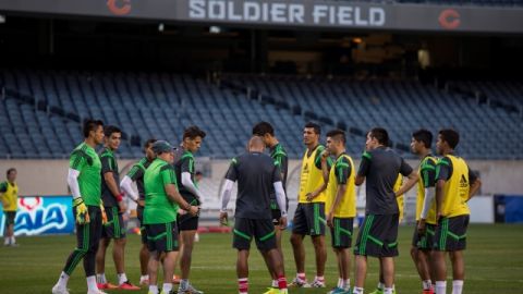 Herrera  dialoga con sus jugadores en la práctica  en el Soldier Field.