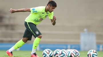 Neymar participa en el entrenamiento del equipo Goiania, Brasil.
